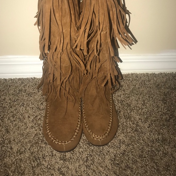 Women Size 7 Fringe Boots - Picture 2 of 2